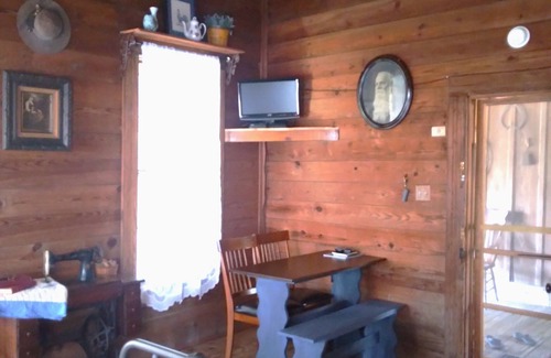 Palestine Bed & Breakfast | The Country Room at The Ranch at Walston Springs; Breakfast Included