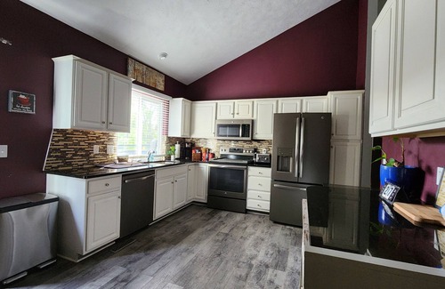 Millard House | The Cove In New Millard 3Bed 2Bth Hotub Multi-lvl Deck Seats 8. Modern Split lvl