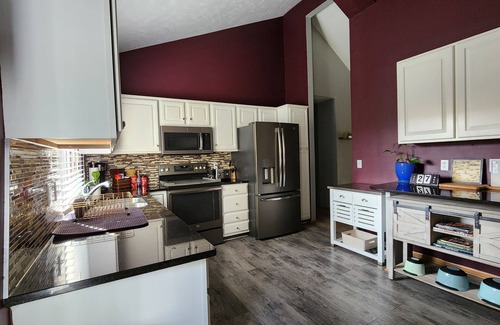 Millard House | The Cove In New Millard 3Bed 2Bth Hotub Multi-lvl Deck Seats 8. Modern Split lvl