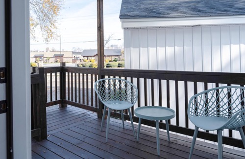 Columbia House | The Cozy Chic WeCo Spot | 3 minutes to Downtown | Steps to WeCo Riverwalk
