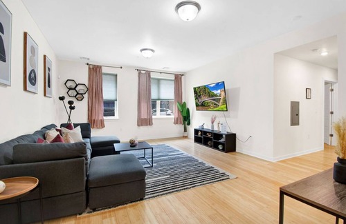 Newark Apartment | The Cozy Comfort. Free Parking . Easy to NYC Access