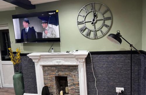 Little Hay Apartment | The Cozy Corner near NEC Birmingham Airport Entire Apartment Work Desk