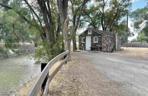Winnemucca Cottage | The Cozy Cottage on The River