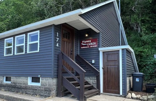Fountain City Cabin | The “Cozy” Flyway Cabin on the Great River Road!