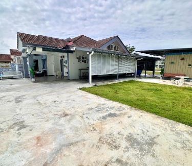 Sungai Pelek House | The Cozy Home Private Pool Villa 5BR 20pax