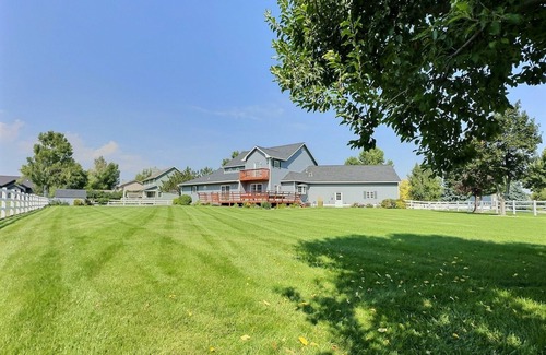 Spearfish House | The Creekside Rally Rental - Incredible Backyard - Elegant Home