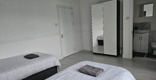 Greenhithe House | The Crescent, 3 bed house with 2-3 parking spaces, great for contractors and family