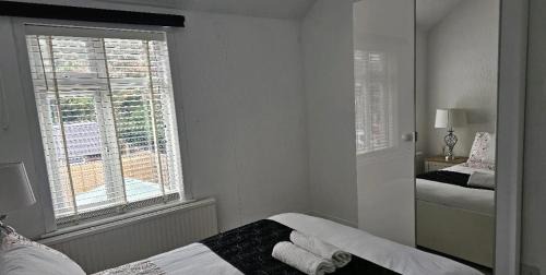 Greenhithe House | The Crescent, 3 bed house with 2-3 parking spaces, great for contractors and family