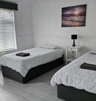 Greenhithe House | The Crescent, 3 bed house with 2-3 parking spaces, great for contractors and family