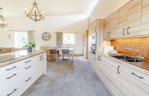 Malvern Cottage | THE CROFT, pet friendly, with hot tub in Leigh Sinton