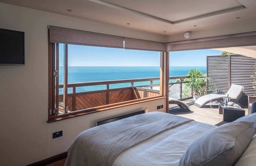 Ventnor Cabin | The Crow's Nest, Ventnor Beach (with Hot Tub)