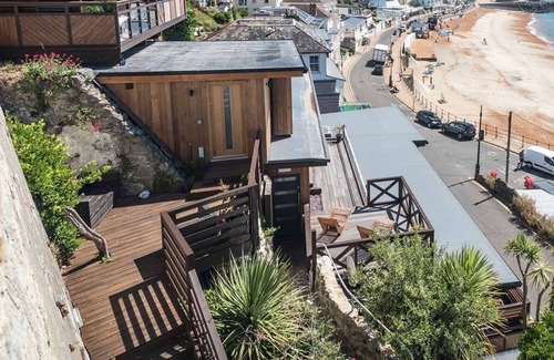 Ventnor Cabin | The Crow's Nest, Ventnor Beach (with Hot Tub)