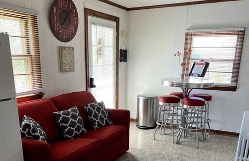 Rivermont Apartment | The Crows Nest | Historic 2nd floor Apt | Pets