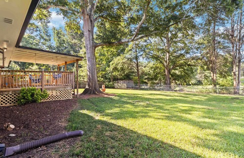 Statham House | The Dawg House Pet-Friendly 4Br 2 Bath Near UGA & Ga Club