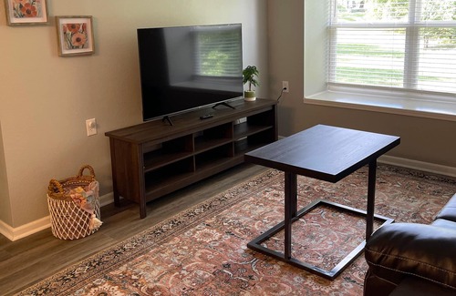 Hamilton Apartment | The Deannie - Entire 2 Bedroom Apt in Quilt Town, USA