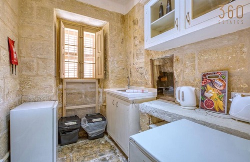 Marsaxlokk Apartment | The Delimara Lighthouse - A Unique, cultural stay
