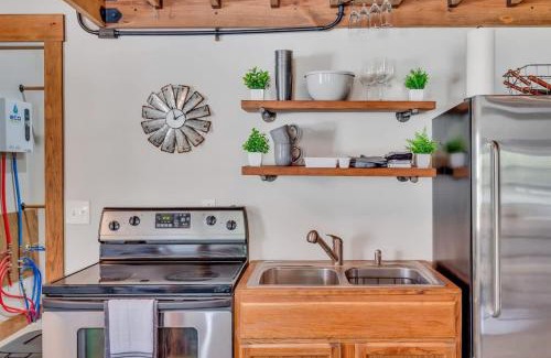 Goodlettsville House | The Den at J-Barn - Secluded Retreat