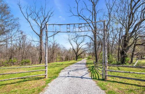 Goodlettsville House | The Den at J-Barn - Secluded Retreat