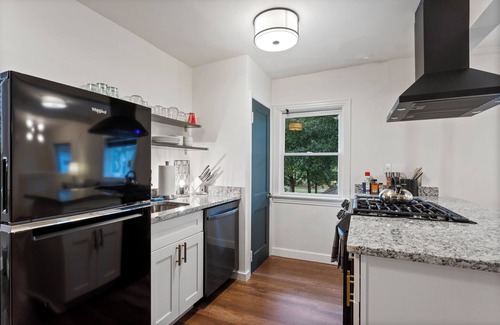 Old Fourth Ward Apartment | The Dobbs Atlanta Beltline 3BR/2BA | Gazebo | Cornhole | 1 Mile to Downtown