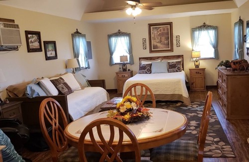 Davis House | The Doll House: Beautifully decorated charming cabin located in the Arbuckles.