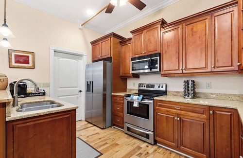 Downtown Nashville Condo | The Dolly Parton 2 Blocks to Broadway