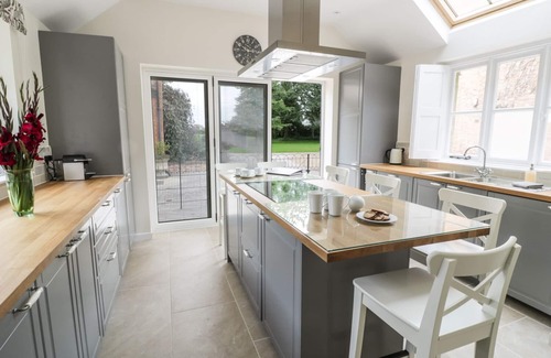 Yelden Cottage | THE DOWER HOUSE, family friendly, with open fire in Sharnbrook