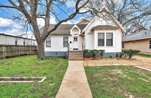 Waco Cottage | The Duet- Just Steps from Baylor University and Minutes from The Magnolia Silos