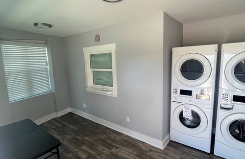 Parker House | The East Bay Inn Room 3 - Cozy hotel in brilliant Panama City with AC, WiFi