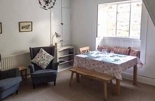 Weston-super-Mare Cottage | THE EAST WING, character holiday cottage, with a garden in Hutton