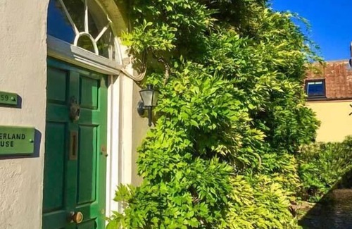 Weston-super-Mare Cottage | THE EAST WING, character holiday cottage, with a garden in Hutton