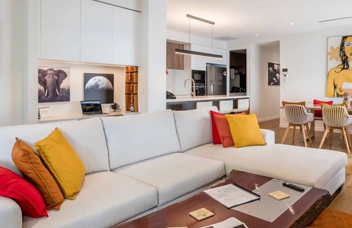 East Brisbane Apartment | The Eclectic Retreat - 3BR with Parking