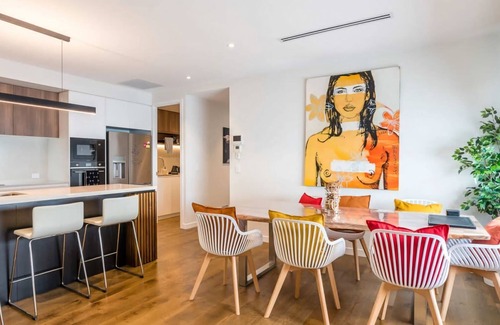 East Brisbane Apartment | The Eclectic Retreat - 3BR with Parking