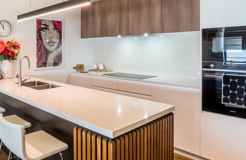 East Brisbane Apartment | The Eclectic Retreat - 3BR with Parking