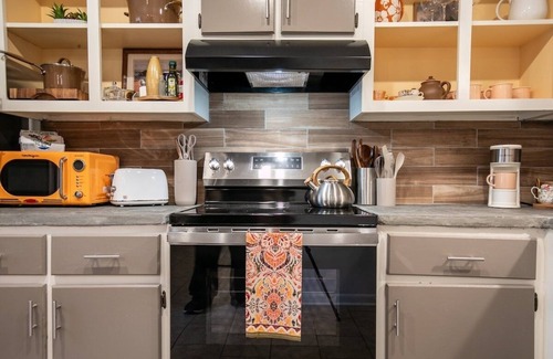 Oxford House | The Erin, 1 BR King Duplex by Velvet Ditch Villas