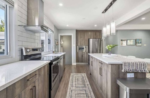 Calgary House | The Experience - Pool Hot Tub Theater Games Rm Pub