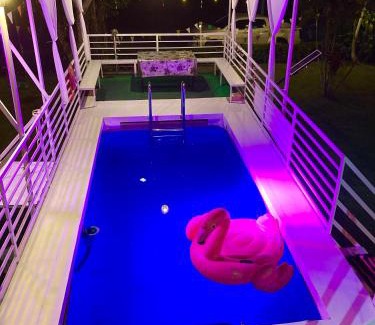 Kaeng Krachan House | The Family Ozone Pool Houseบ้านพักตากอากาศส่วนตัวกว้างๆแฟมิลี่โอโซนพลูเฮ้าส์3ห้องนอนหลักและ1ห้องเสริมเตียง2ชั้น3ห้องนำ้1ห้องครัวรองรับ8-12ท่านเสริมได้5เป็น17ท่าน By The Mountain Ozoneบ้านโอโซนขุนเขาแก่งกระจาน