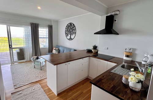 Papamoa Beach Apartment | The Famous Blue Beachfront House - Papamoa Beach - Studio Apartment