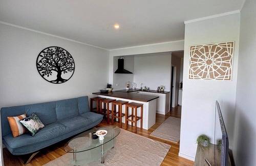 Papamoa Beach Apartment | The Famous Blue Beachfront House - Papamoa Beach - Studio Apartment