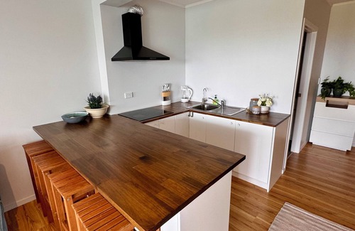 Papamoa Beach Apartment | The Famous Blue Beachfront House - Papamoa Beach - Studio Apartment