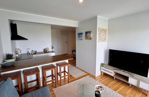 Papamoa Beach Apartment | The Famous Blue Beachfront House - Papamoa Beach - Studio Apartment