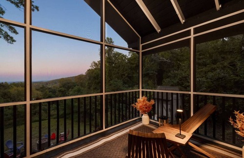 Front Royal Cabin | The Far View Retreat | Private Cabin w/Hot Tub, Screened Porch, Games, & More