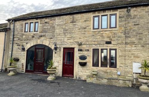 Leeds House | The Farm House Modern spacious 2 bedroom home at Tong road Leeds perfect for contractors free secure parking