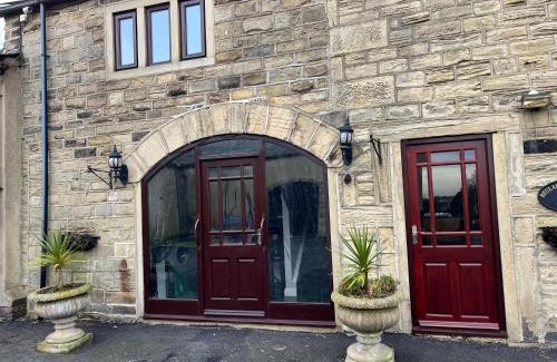 Leeds House | The Farm House Modern spacious 2 bedroom home at Tong road Leeds perfect for contractors free secure parking