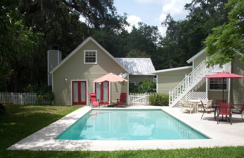 Valrico House | The Farmhouse at Country Retreat - a charming, idyllic, pet-friendly oasis