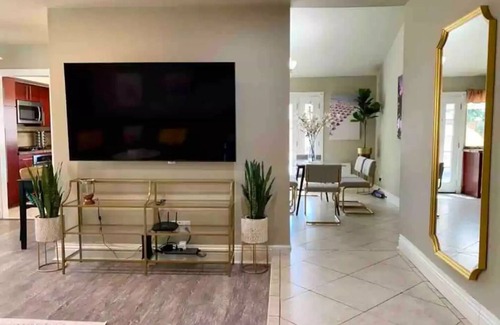 Arlington South House | The Flamingo | 4 BR Paradise | Near UCR, FWY, DT