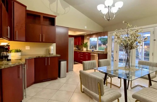 Arlington South House | The Flamingo | 4 BR Paradise | Near UCR, FWY, DT