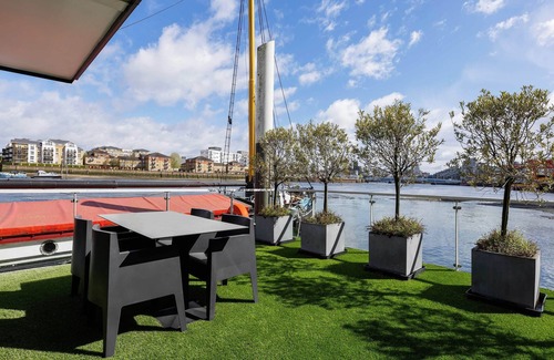 Thamesfield Boat Rental | The Floating Solace, by Veeve