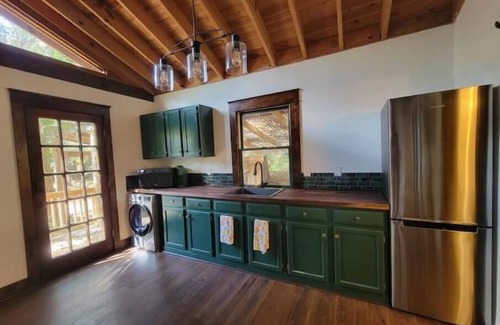 Edgewood Apartment | The Flora Garden House