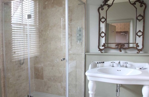 Sunbury on Thames Hotel | The Flower Pot