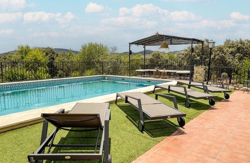 Montefrio Villa | The Fool on the Hill Sees the sun Going Down.nhe has Found a Wonderfull Spot,